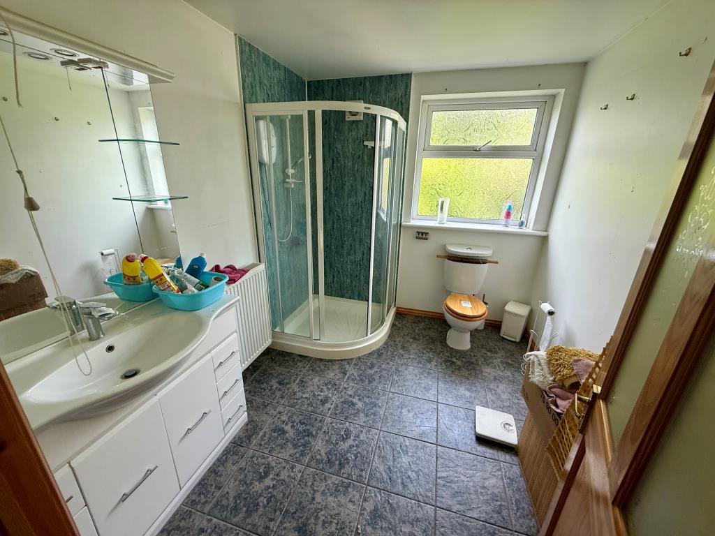 Lot: 1 - FOUR-BEDROOM HOUSE FOR IMPROVEMENT - Shower room with W.C.